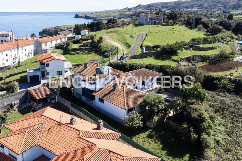 Foto 5053df0f-5abe-43d3-81aa-15314b7f18e0. Casa amb calefacció aparcament piscina a Llanes pueblo Llanes