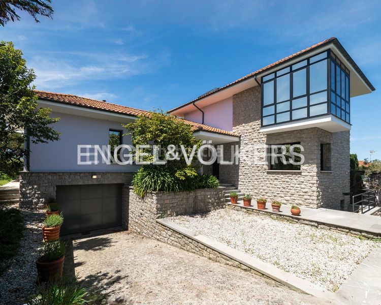 Foto c2197931-3bd5-45a0-8028-e5be16900da5. Casa amb calefacció aparcament piscina a Llanes pueblo Llanes