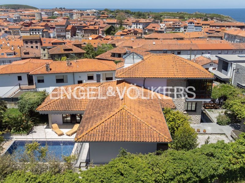 Foto f7ae3784-5ff3-4e00-888f-896e4670869b. Casa amb calefacció aparcament piscina a Llanes pueblo Llanes