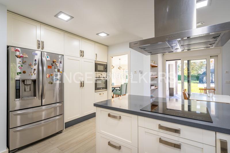 Foto e2554619-108e-4753-8370-f5013e59f943. Casa amb calefacció aparcament piscina a Viella-Granda-Meres Siero