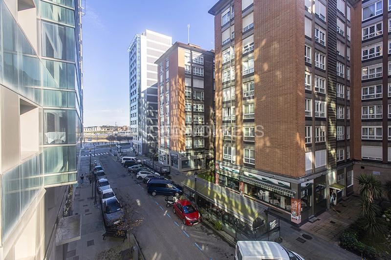 Foto 51960b82-de20-4ce7-a059-808223be2f4d. Apartamento piso con altura y terraza junto a la playa de san lorenzo en Gijón