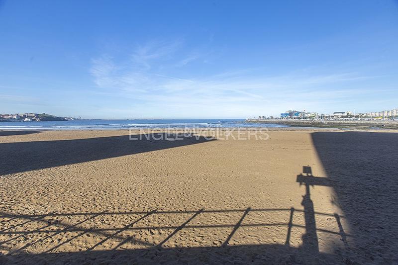 Foto 6c52d981-94dd-4c3a-9910-8c0e647f1eaf. Apartamento piso con altura y terraza junto a la playa de san lorenzo en Gijón