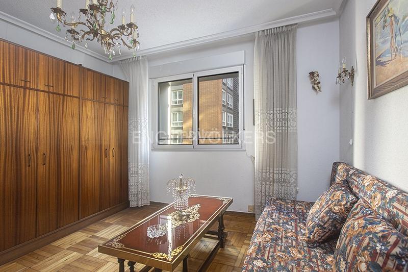 Foto 8a13f024-03fe-4522-934c-dee06c8901a5. Apartamento piso con altura y terraza junto a la playa de san lorenzo en Gijón