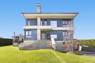 Haus en Lugones. Exclusivo chalet con piscina en lugones