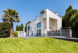 Casa a Llanera. Moderno chalet con estudio en llanera
