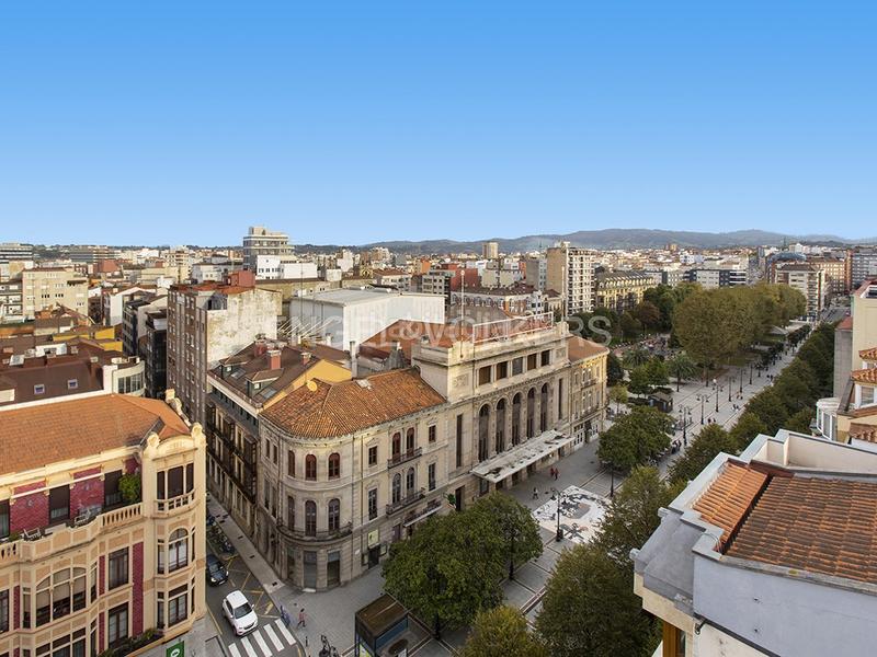 Foto 0df7d884-90f9-447e-a379-0072779714a7. Ático sueño panorámico con amplias terrazas. en Centro Gijón
