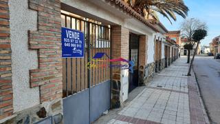Casa adossada a Avenida de la paz 68. Chalet adosado en avenida de la paz 32 de villacañas