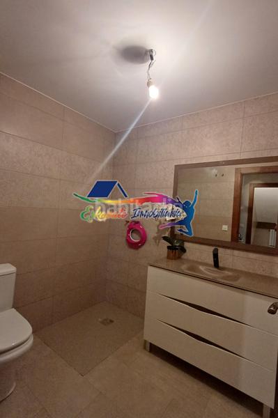 Foto 65708d74-6ab4-4624-8144-15601e723f20. Casa bifamiliare con camino riscaldamento piscina in Villacañas