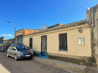 Casa a Ejea de los Caballeros. Probolar vende vivienda unifamiliar de planta baja con nave en e
