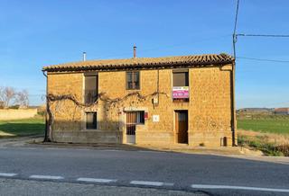 Casa a Ejea de los Caballeros. Casa  en farasduesen un entorno tranquilo y agradable se encuent