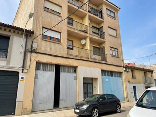 Local commercial à Ejea de los Caballeros. Local en venta en calle martín blesadispone de puerta para entra