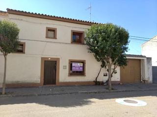Casa en Ejea de los Caballeros. Se vende casa de piedra en el bayo, pueblo situado a 15 km. de e