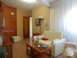 Piso  Lapuyade. Acogedor piso amueblado de tres dormitorios y  amplio salón, equ