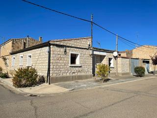 Casa en Ejea de los Caballeros. Vivienda de planta baja en pinsoro. cuenta con tres dormitorios,