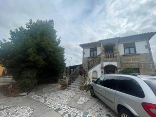 Xalet a Travesía de Vigo - San Xoán. Se vende casa de dos plantas con parcela de dos mil cien metros,