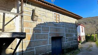 Casa adossada a Allariz. Casa para reformar en outeiro de laxe