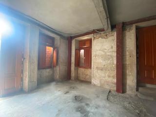 Flat in Casco Vello. Se vende local para reformar como vivienda en el centro de vigo.