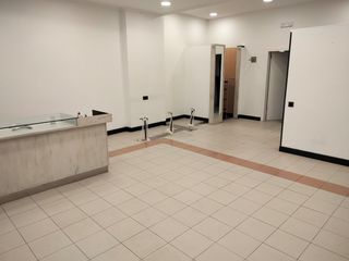 Lloguer Local Comercial a Centro. Local luminoso en pleno centro