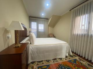 Xalet en Poio. En venta bonito chalet de 5 habitaciones, 5 baos, jardn y pisc
