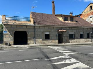 Xalet a San Cibrao das Viñas. Casa de planta baja con jardín en la castellana