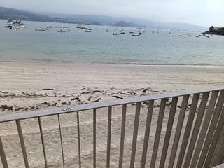 Casa a Poio. Vistas al mar parcela con casa en raxó primera linea de playa