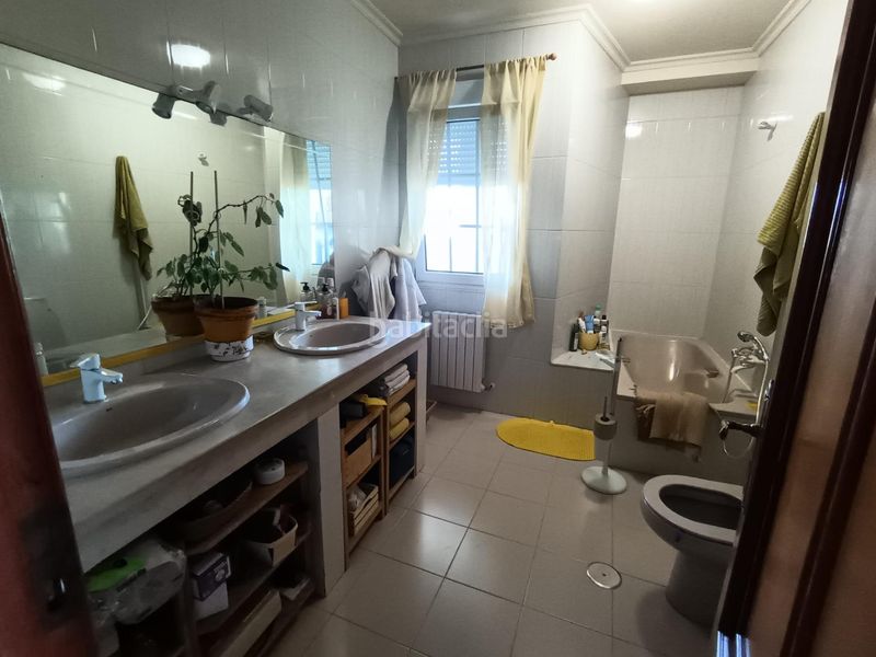 Foto cf045e23-3837-4b3d-9693-d83e2c4397aa. Casa aparellada a Cambados