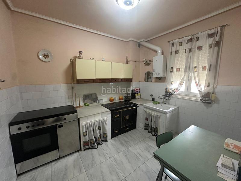 Foto 14a85bd0-e779-4627-9e3b-6395d9eab595. Casa  de dos plantas con bodega y bajo cubierta en Ourense