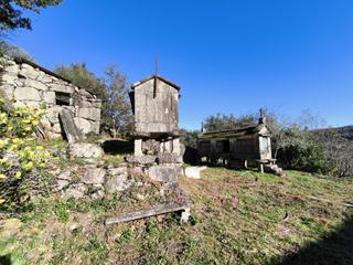 Maison à Fornelos de Montes. Casa para rehabilitar con vistas a la montaña y amplio terreno