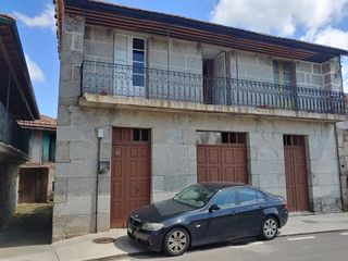 Haus in Cenlle. Casa en el centro de cenlle con jardín