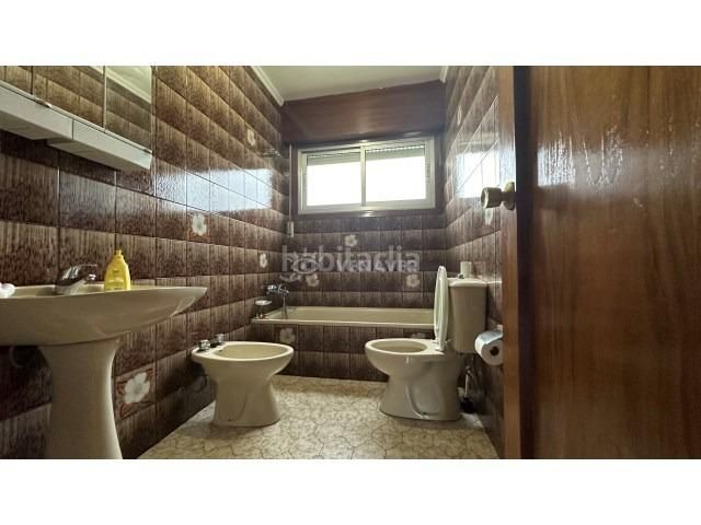 Foto e5aee4c4-b222-46b1-b329-0f9bfc541d36. Casa amb aparcament a Valadares - Beade Vigo