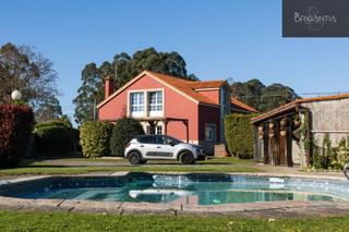 Casa en Liáns. Gran casa con piscina, jardín y a solo 12 minutos de a coruña.