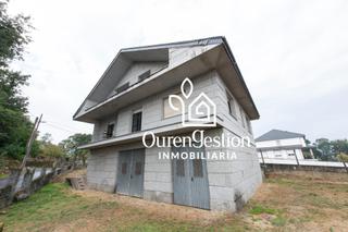 Haus in Barbadás. Amplia casa en barbadas, zona piñor oportunidad única