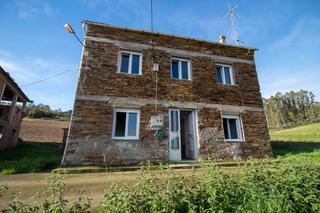 Masía en Barrio novas-san xusto cabarcos 16. Casa de piedra con extensa finca