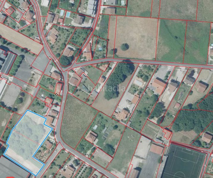 Foto dc5d60cf-a6bf-478c-b9cd-529124e28a60. Terreno residencial en carretera fixo solar edificable a pocos minutos de santago de compostela en Teo