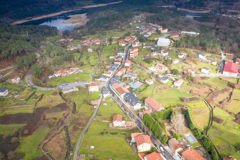 Foto 6c6050b0-9a47-4bec-bc00-68d6f5d24e90. Dúplex en avenida 32870 65 dúplex fondevila en Lobios