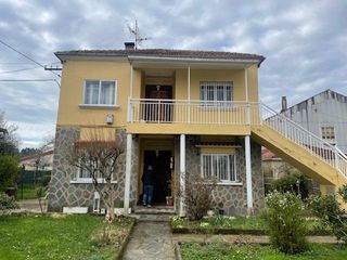 Chalet en Calle solana 4. Casa con terreno en carballi�o
