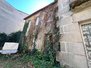Casa a Constitucion 12. Casa con finca para reforma en el centro de verín