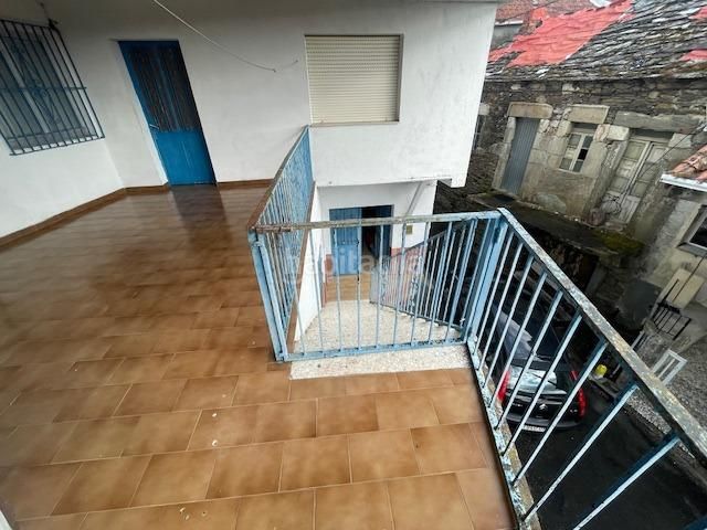 Foto 5eb2c64b-c380-40b1-8b75-85677fe36bb4. Casa adossada amb aparcament a Irixo (O)