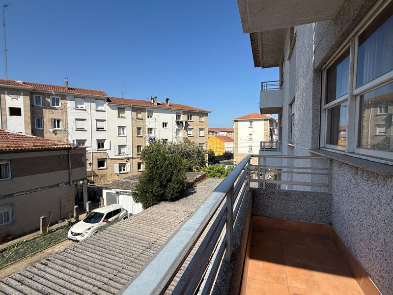 Foto b30d3574-a451-4306-bafc-cebb57e557ac. Casa amb aparcament a Teis Vigo