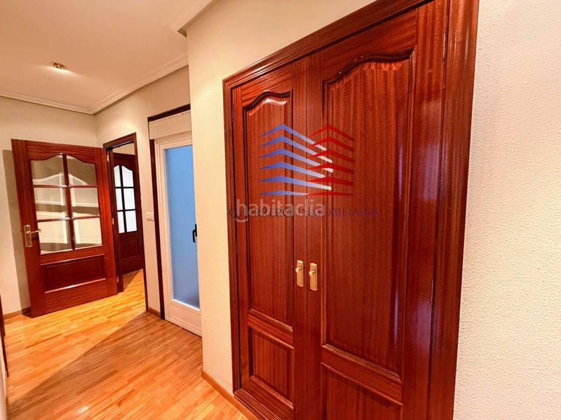 Foto f00cdab2-d8c5-4324-ac2e-bee53d579a0c. Rent flat with heating in Centro Ourense