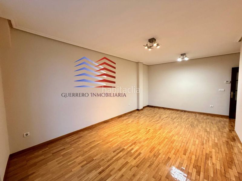 Foto fe74cd7c-2872-42af-97ae-7951a813d534. Rent flat with heating in Centro Ourense