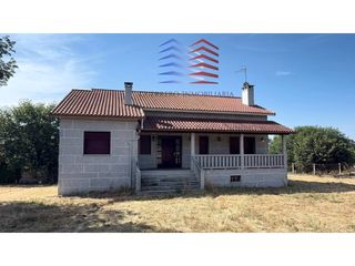 Reihenhaus  Carretera costureiras. Venta de amplia villa adosada con jardín y parcela en amoeiro ou