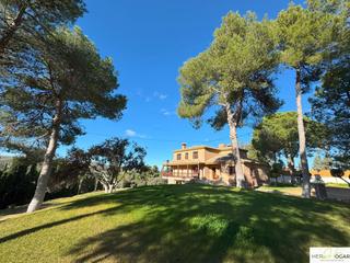 Chalet à Los Cigarrales-La Bastida. Chalet en venta en urbanizaciones, 7 dormitorios.