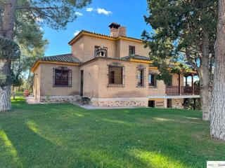 Chalet en Los Cigarrales-La Bastida. Chalet en venta en urbanizaciones, 7 dormitorios.