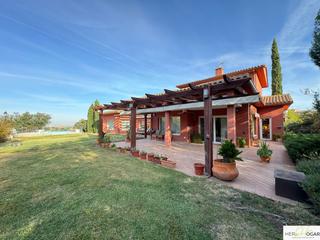 Chalet à Los Cigarrales-La Bastida. Chalet en venta en urbanizaciones, 4 dormitorios.