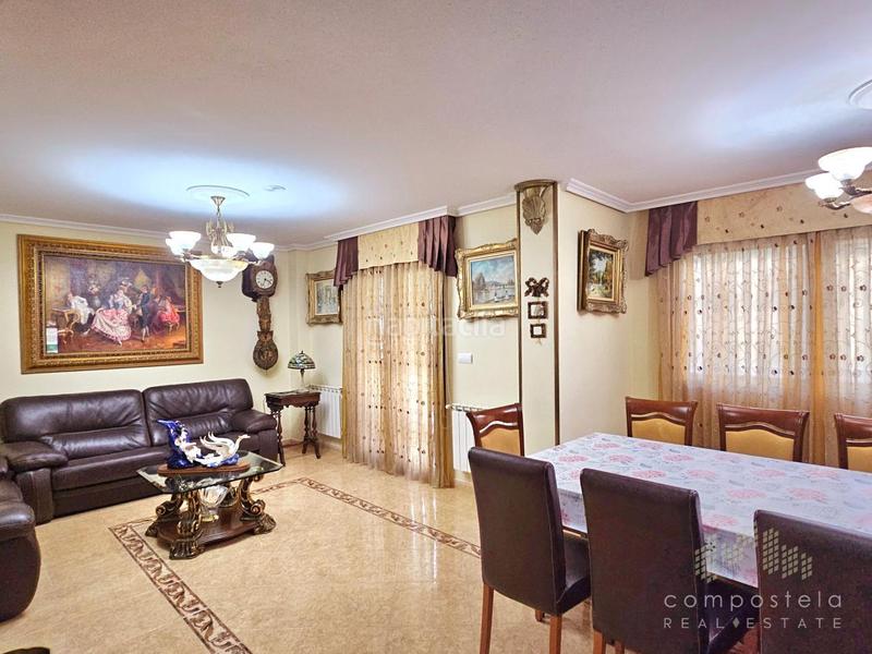 Foto a1396baf-b4e3-4c23-b3c3-634e20157588. Casa aparellada amb calefacció aparcament piscina a Santiago de Compostela