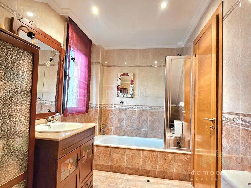 Foto ade748c5-ce1c-4644-806c-7d6539545257. Casa bifamiliare con riscaldamento parcheggio piscina in Santiago de Compostela