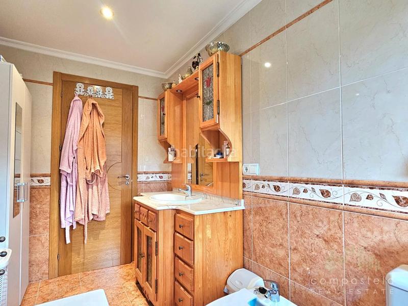 Foto bef55814-cc0e-49ab-a13a-967d14360449. Casa bifamiliare con riscaldamento parcheggio piscina in Santiago de Compostela