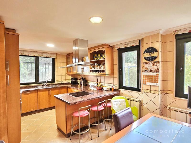 Foto 517df8dc-90d6-454f-8c07-c1f65e49d199. Casa pareada en Parroquias de Santiago Santiago de Compostela