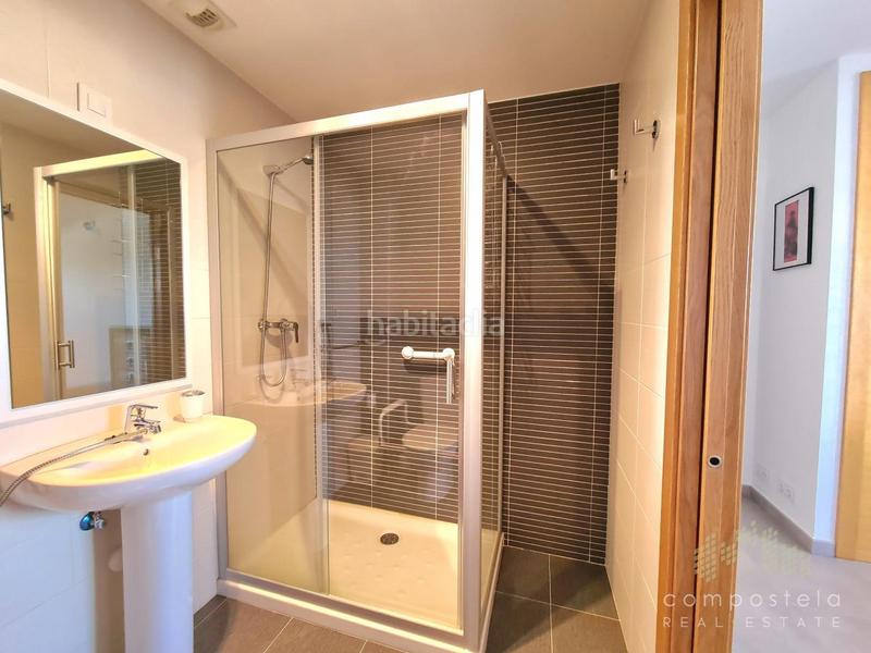 Foto 8ac79236-c02a-43f3-bfb2-b69219da6c65. Penthouse with heating parking in O Milladoiro Ames
